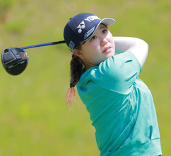 【女子ゴルフ】２０歳のルーキー倉林紅が首位の吉田鈴に並ぶ　１４年ぶりの優勝目指す木戸愛が１打差３位