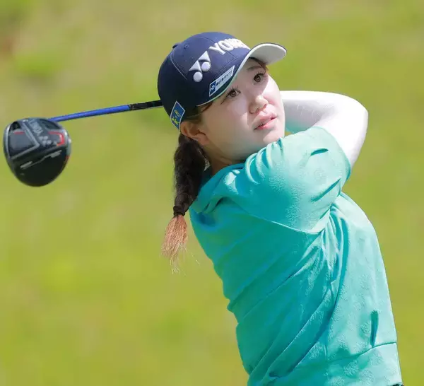 【女子ゴルフ】２０歳のルーキー倉林紅が首位の吉田鈴に並ぶ　１４年ぶりの優勝目指す木戸愛が１打差３位