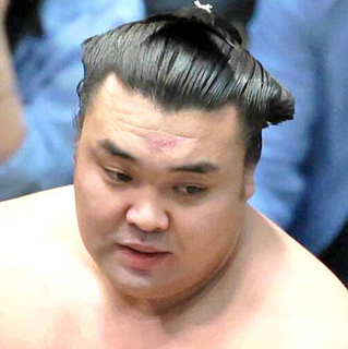 綱取りに挑む大関・霧島が３連勝　先場所敗れた豪ノ山を押し出し