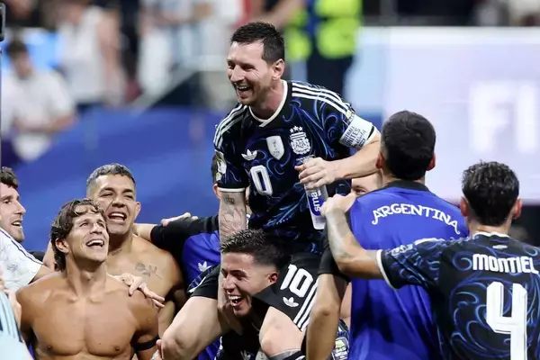 【Ｗ杯】アルゼンチンが激闘制し決勝へ…後半ＡＴメッシが右足で劇的Ｖアシスト　７分間２得点しイングランドを逆転