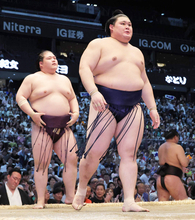 横綱・大の里が４連勝で５勝３敗　尾上審判長「完璧じゃないけど、本来の相撲」