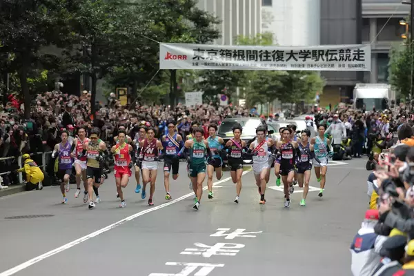 【箱根駅伝】全２１チームが読売新聞社前をスタート