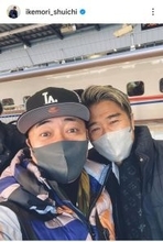 人気バンドボーカル　東京駅で有名芸人と「ばったり」遭遇２ショット「二重が似てる！」「すごい偶然」驚いた池森秀一