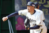 「【オリックス】平野佳寿投手兼任コーチが「二刀流」本格スタート　不慣れな立ち仕事に「腰が痛いですね」」の画像1