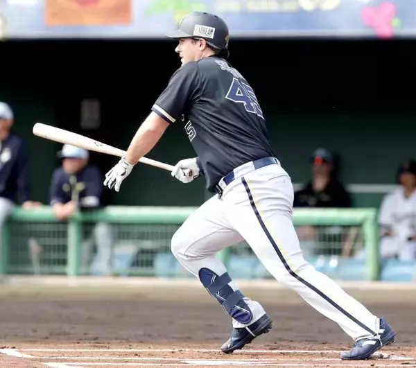 【オリックス】新外国人のシーモアが紅白戦初出場…“来日初安打”お預けも「この時期は結果を気にするタイプでは…」