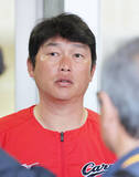 「【広島】新井貴浩監督が今キャンプ異例の直接指導　２年目・佐々木泰に身ぶり手ぶり「こういうやり方もあるよ」」の画像1