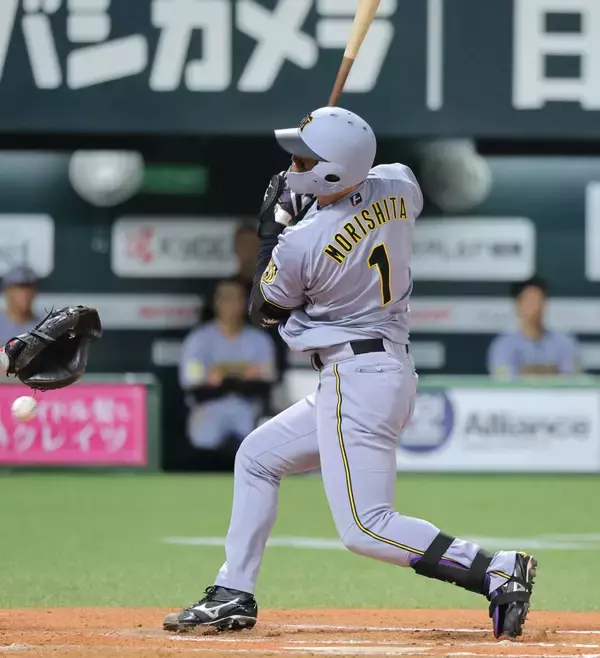 【阪神】森下翔太、今季７個目の死球で左翼席から怒号　一瞬顔をゆがめるもすぐに一塁へ