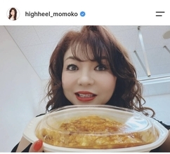ハイヒール・モモコ　オムライスを手に「すぐ働く！遊んで働く！働いて遊んで」