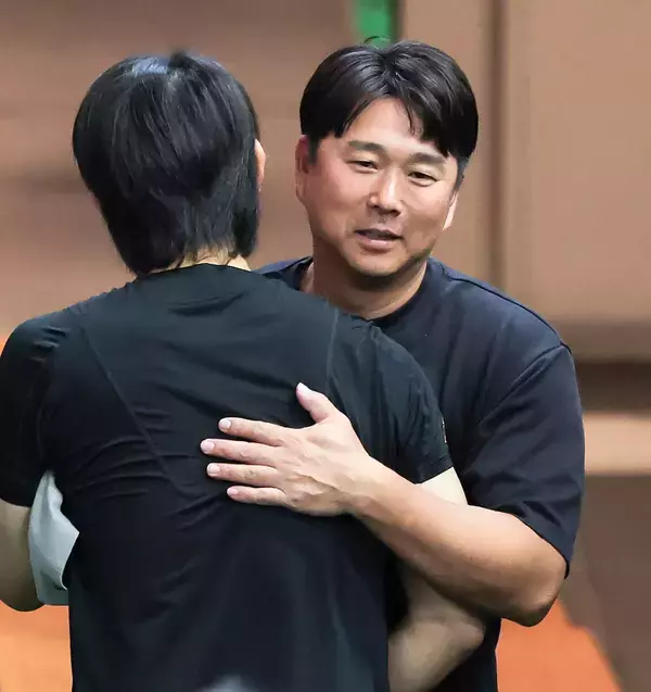 【巨人】今季限りで退任の実松一成バッテリーコーチがジャイアンツ球場で荷物整理「本当に感謝」今後については「まだ何も決まっていない」