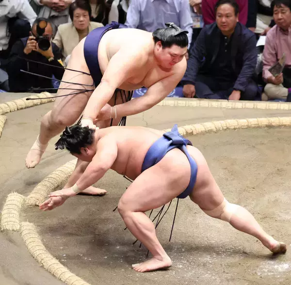 大の里が１敗を守る　若隆景に勝利