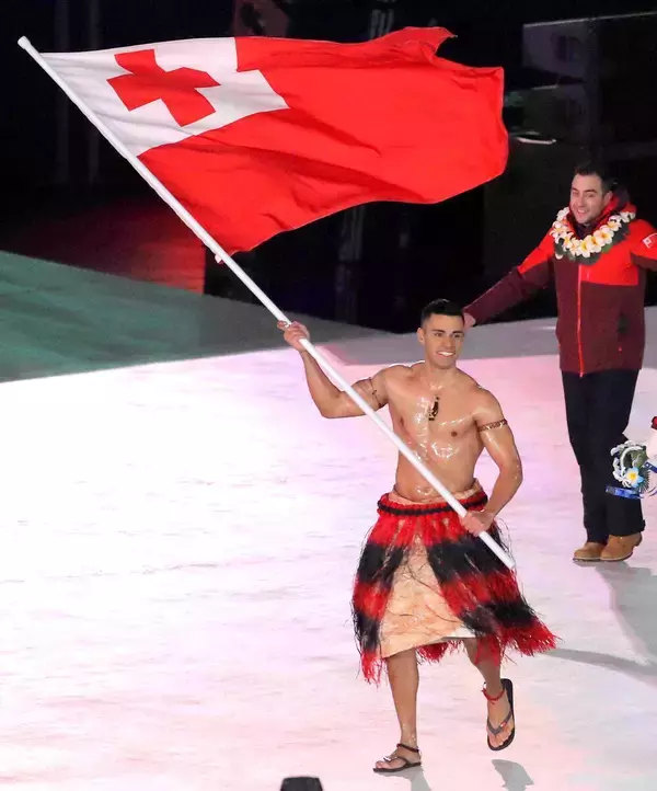 【五輪開会式】あのオイルまみれの五輪名物男は…服を着て登場　トンガのタウファトファさん