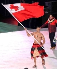 【五輪開会式】あのオイルまみれの五輪名物男は…服を着て登場　トンガのタウファトファさん