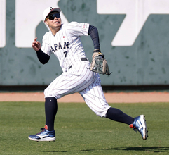 侍ジャパンが新布陣　佐藤輝明が右翼、森下翔太が中堅でシートノック　近藤健介は左翼