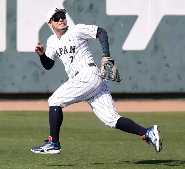 侍ジャパンが新布陣　佐藤輝明が右翼、森下翔太が中堅でシートノック　近藤健介は左翼