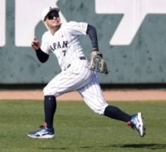 侍ジャパンが新布陣　佐藤輝明が右翼、森下翔太が中堅でシートノック　近藤健介は左翼