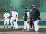 「【巨人】石井琢朗２軍監督が見事な好返球　２軍は中継プレーを入念に確認」の画像1