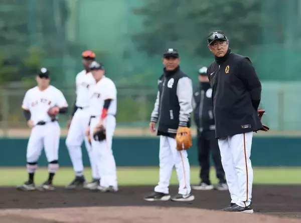 【巨人】石井琢朗２軍監督が見事な好返球　２軍は中継プレーを入念に確認