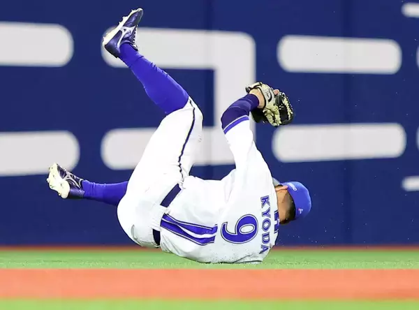 【ＤｅＮＡ】「スーパープレイすぎる」ネットも衝撃！京田陽太がダイビングキャッチで絶体絶命のピンチを救う