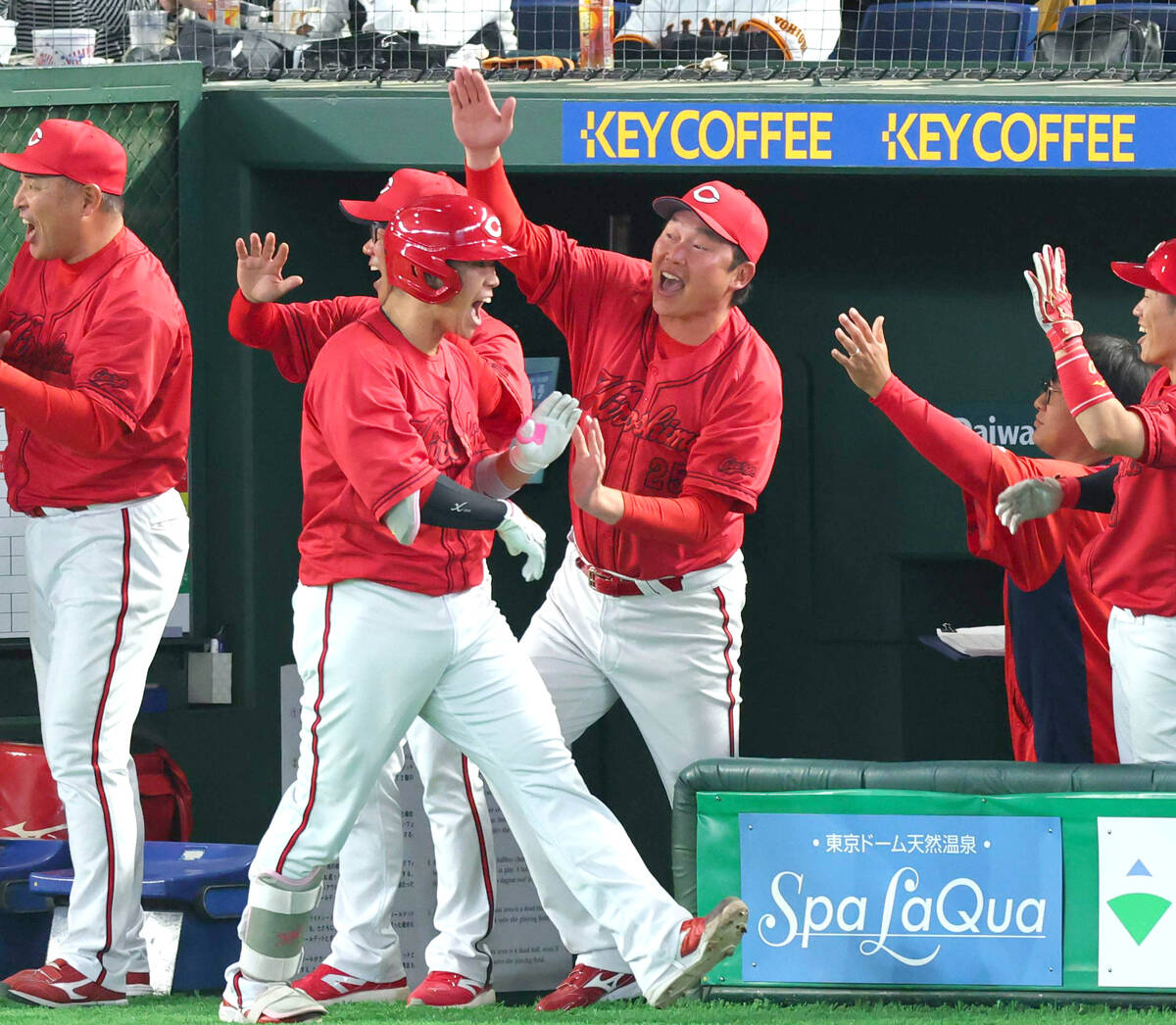 【広島】新井貴浩監督「スイングしろよー」の祈り通じた　坂倉将吾が３ボールから逆転３ラン　８回のチーム２安打目　開幕３連勝以来９カードぶり勝ち越し／一問一答