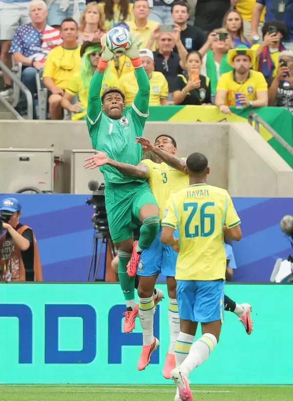 【Ｗ杯】鈴木彩艶、王国を相手にビッグセーブ連発で３０年Ｗ杯への日本の希望　ブラジルメディア「（ドイツ代表守護神の）ノイアーのよう。素晴らしい」　