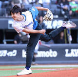 「【日本ハム】１１年夏の甲子園で優勝投手、元日大三・吉永健太朗さんがエスコン始球式でシンカー披露、同高ＯＢ山崎福也も見守る」の画像1