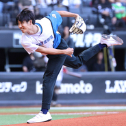 【日本ハム】１１年夏の甲子園で優勝投手、元日大三・吉永健太朗さんがエスコン始球式でシンカー披露、同高ＯＢ山崎福也も見守る
