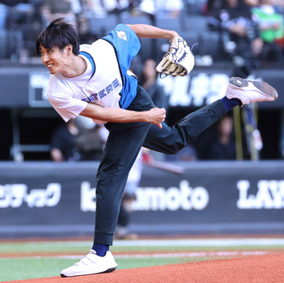 【日本ハム】１１年夏の甲子園で優勝投手、元日大三・吉永健太朗さんがエスコン始球式でシンカー披露、同高ＯＢ山崎福也も見守る