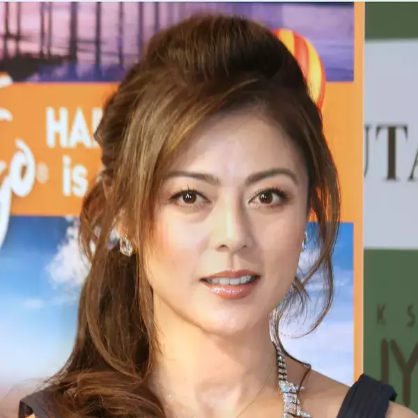 武田久美子、大胆ビキニ姿で海辺で熱唱！ノリノリな姿に熱視線「ヤバいヤバい」「まさに水辺に戯れる女神」「ナイスバディ」