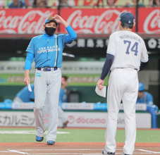 乱闘寸前から手打ち！？　日本ハム・新庄監督と西武・西口監督が和やかにメンバー表交換＆握手　前夜は伊藤大海と黒田哲史コーチが一触即発
