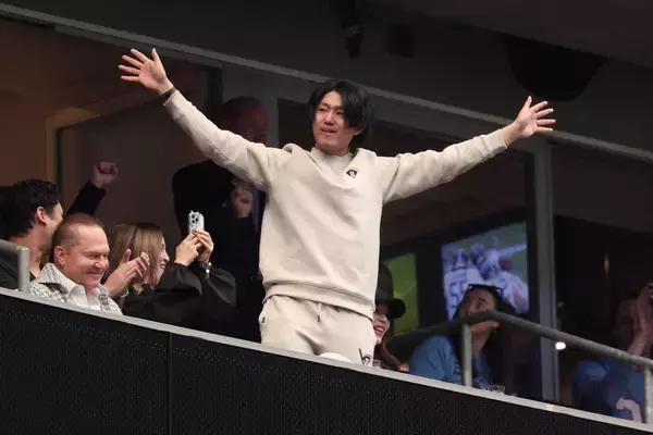 アストロズ入りの今井達也がＮＦＬ観戦　入団会見前日のサプライズ登場にヒューストンの地元ファンが歓迎