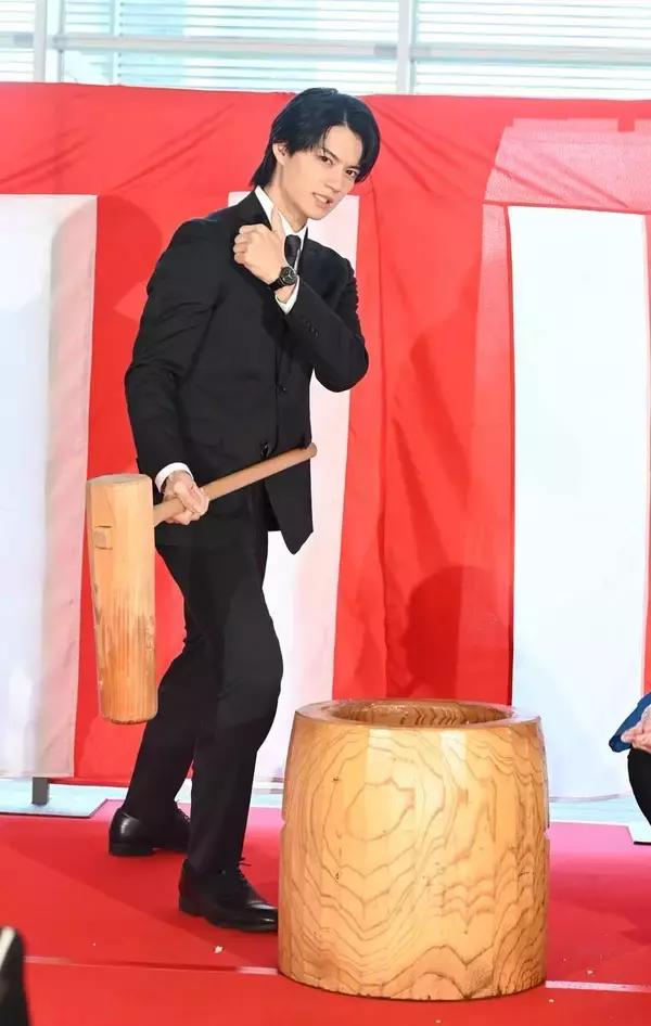 Ｍ！ＬＫ佐野勇斗、餅つきしても”イイじゃん！”　松嶋菜々子主演連ドラ「おコメの女―国税局資料調査課・雑国室―」出演中