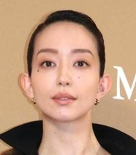 松島花、ポンチョ風アウター×黒ロングブーツ姿がスタイリッシュ！「とても素敵」「エレガンス過ぎ」「今日も可愛い！」