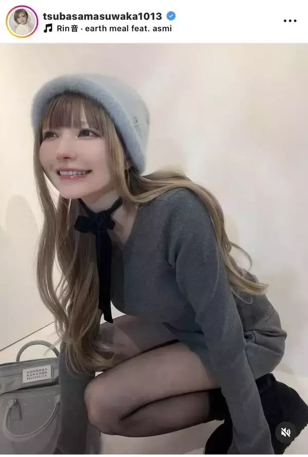 益若つばさ、美脚映える黒タイツ姿に「ビジュ爆発すぎ」「キャー」「世界一キレイ」「これはあかんやつ」