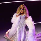 「【五輪開会式】歌姫マライア・キャリーがイタリア語で熱唱　白の大胆衣装」の画像1