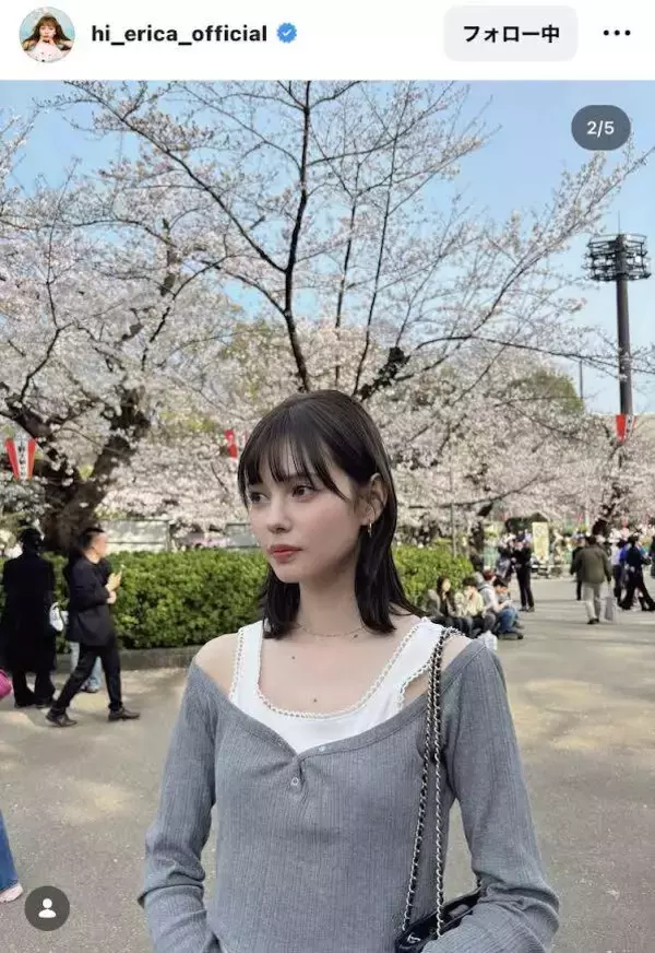 村上愛花、へそ＆肩出しトップス×足長すぎタイトデニムコーデ「世界一可愛い」「心がぽかぽかに」