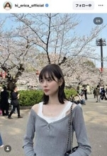 村上愛花、へそ＆肩出しトップス×足長すぎタイトデニムコーデ「世界一可愛い」「心がぽかぽかに」