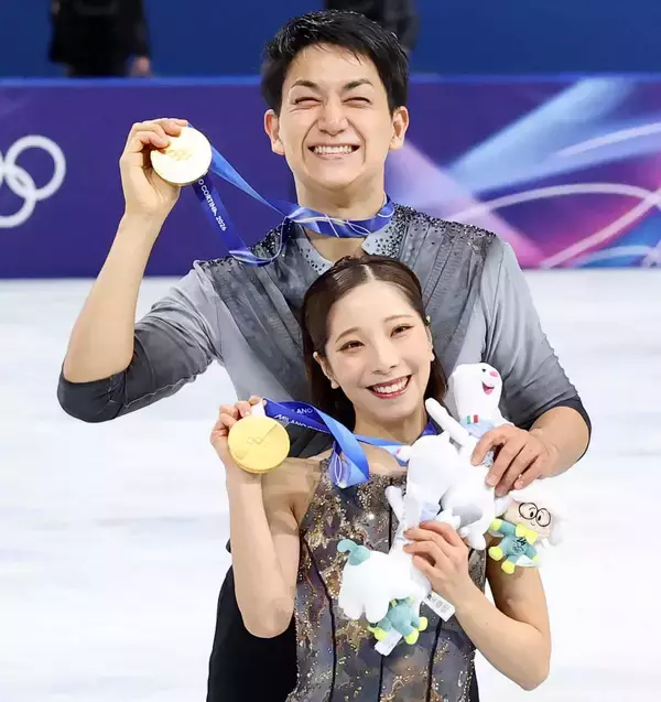 引退した「りくりゅう」とバッタリ遭遇！３ショット撮影　三浦はシースルーコーデ「素敵です」の声…笠井信輔アナが大興奮