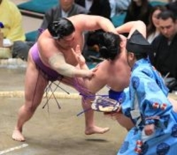 十両・尊富士が２敗死守「やりにくかったけれど、しっかりできた」旭海雄をすくい投げで破る