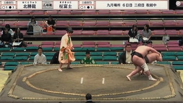 土俵際で“ヒヤリ”の一本背負いもまさかの結末　勝った力士が宙に浮き土俵下へ転落　「すごい迫力」「大丈夫か」と驚きの声