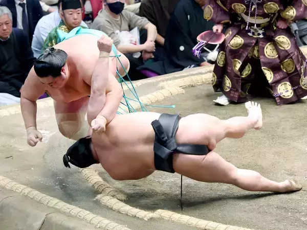 初場所３日目に結びまでの５番で物言い３度、取り直し２度の珍事