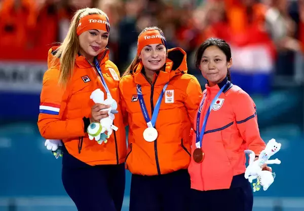 【五輪】高木美帆が銅メダル獲得の女子５００Ｍ　表彰台には１０００Ｍと同じ３人が並ぶ