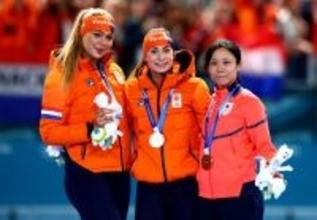 【五輪】高木美帆が銅メダル獲得の女子５００Ｍ　表彰台には１０００Ｍと同じ３人が並ぶ