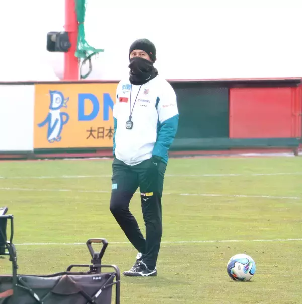 【Ｊ２札幌】川井健太監督が２日連続大型スクリーン前でミーティング実施　異例の取り組みで連敗止める…１４日・Ｊ２磐田戦