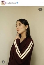 石川恋、ブラウンのキレイめセットアップ姿に反響「とても綺麗です」「やっぱ美人さん」「キレイだよねー」