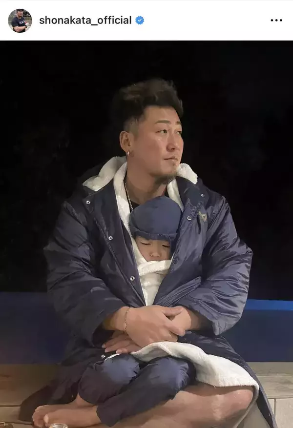 中田翔さん、包み込む父性…次男とほっこり親子ショット！「かわいい天使」「パパの愛情が溢れ出てる」