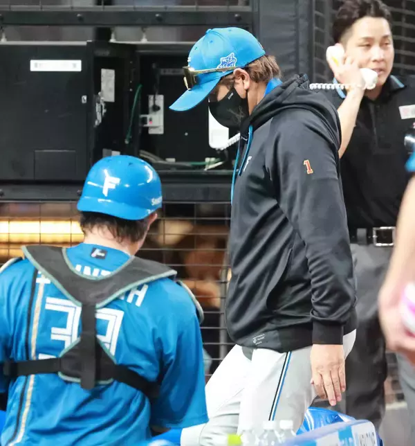 【日本ハム】新庄監督「ちょっとうまい中学生でも捕れてた」二塁・カストロのまさかの落球に嘆き…セパ断トツ２６失策で最下位転落