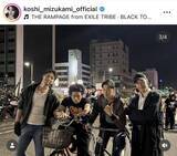 「今年結婚した水上恒司、人気俳優らとの撮影オフショットにファン歓喜！　「迫力満点」「凄かった！」「いい顔してる！」」の画像1