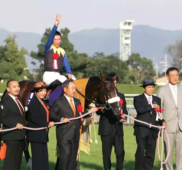 国枝栄氏が調教師１３人目の顕彰者に「心より感謝」　アパパネ、アーモンドアイを牝馬３冠に導き引退後もホースマン