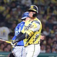 【阪神】森下翔太、８回の打撃後「痛っ」と足の痛みに顔をゆがめる　試合後には「大丈夫、大丈夫」と問題なしを強調　自力歩行でクラブハウスへ引き揚げる