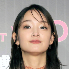 剛力彩芽、３４歳誕生日に愛しの姪っ子とじゃれ合う「幸せ時間」ショットに祝福殺到！「２人の姿がたまらない」